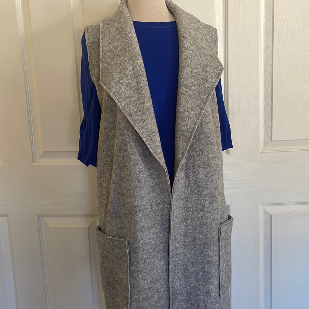 - Tahari Lapel Neck Sleeveless Gray Wool Overcoat - Size L New With